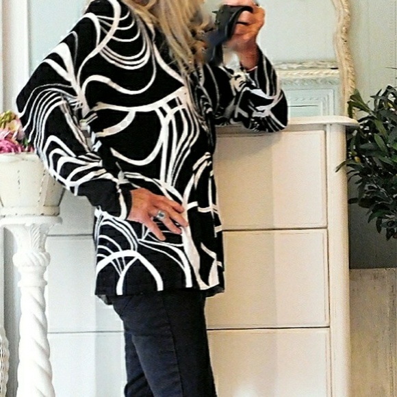 TanJay Sweaters - TANJAY WOMENS BLACK & WHITE PATTERN ZIP CARDIGAN